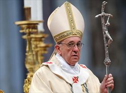 Papa Francesco durante la messa in cui ha ordinato dieci nuovi preti