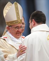 Città del Vaticano, domenica 21 aprile. Papa Francesco abbraccia un nuovo prete ordinato in San Pietro. Foto Ansa.