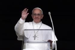 Papa Francesco alla preghiera del Regina Coeli. 