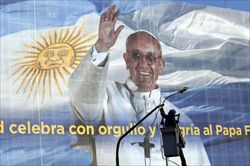 La gigantografia di papa Francesco nella avenida 9 de Julio a Buenos Aires (Reuters).