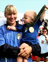 Josefa Idem nel 1996 dopo una gara con il figlio Janek di 15 mesi (Reuters).