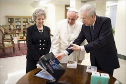 Papa Francesco durante l'udienza privata in Vaticano scambia i doni con il Presidente del Consiglio uscente Mario Monti e sua moglie Elsa (Reuters).