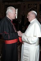 Il cardinale Angelo Scola con papa Francesco. Foto Ansa.