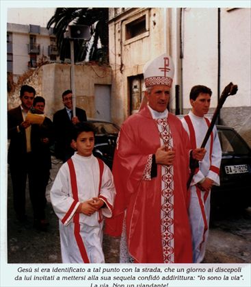 Don Tonino Bello: il suo impegno per immagini