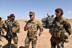 Al centro: il generale Massimo Fogari durante una missione in Afghanistan. Foto di Nino Leto.  