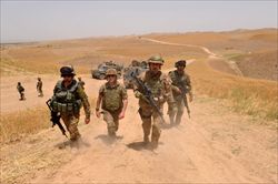 Il generale Massimo Fogari, secondo da sinistra, durante un sopralluogo a Bala Murghab, in Afghanistan. Foto di Nino Leto. 