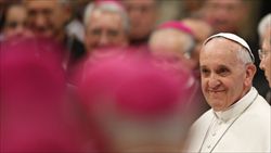 Giovedì 23 maggio, San Pietro: il Papa  incontra i vescovi italiani e prega con loro. Foto Reuters.