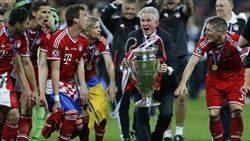 La gioia dei giocatori del Bayern e del loro allenatore, Jupp Heynckes, dopo la vittoria nella Champions (foto del servizio: Reuters).