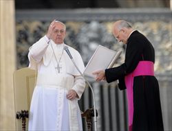 Papa Francesco benedice i fedeli al termine dell'udienza generale in Piazza San Pietro