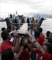 La croce della Gmg arriva a Icarai Beach, a Niteroi, località vicina a Rio de Janeiro (Reuters)