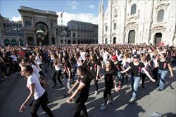 Immagini del flashmob di piazza Duomo