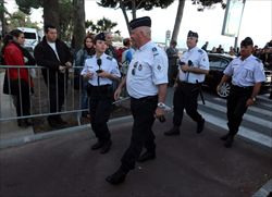 Poliziotti per le strade di Cannes durante il Festival.