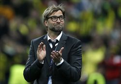 Juergen Klopp, allenatore del Borussia, applaude i suoi tifosi dopo la sconfitta.