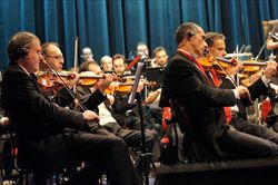 L'orchestra di Sanremo diretta dal maestro Bruno Sartori (foto Ansa).
