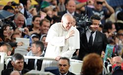 Papa Francesco durante l'udienza generale di mercoledì 29 maggio che ha visto 90 mila fedeli riunirsi in piazza San Pietro,  nonostante la pioggia. Tutte le foto di questo servizio sono dell'Ansa. 