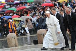 Papa Francesco durante l'udienza generale di mercoledì 29 maggio che ha visto 90 mila fedeli riunirsi in piazza San Pietro, nonostante la pioggia. Foto Ansa. 