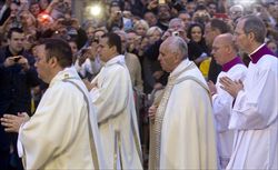 Papa Francesco durante la processione del Corpus Domini. Foto Ansa.