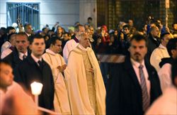 Papa Francesco durante la processione del Corpus Domini, giovedì 30 maggio 2013.  Foto Ansa.