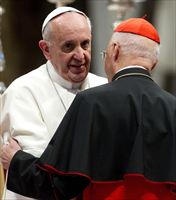 Papa Francesco e il cardinale Angelo Bagnasco. Foto Ansa.