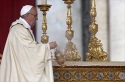 Il Papa durante una celebrazione in Piazza San Pietro