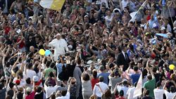 Il Papa nella folla dei rappresentanti delle associazioni e dei movimenti (foto del servizio: Reuters).