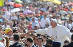 Papa Francesco saluta un gruppo di fedeli in Piazza San Pietro 