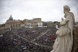 Piazza san Pietro durante la Messa odierna per le confraternite (Reuters).