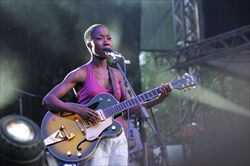 La cantante Rokia Traoré durante un concerto.