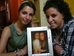 Le amiche di Melissa, Selena e Azzurra, la ricordano in una foto (foto di Nicola Lavacca)