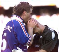 Laurent Blanc bacia la "pelata" di Fabien Alain Barthez.