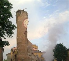 Un campanile fortemente danneggiato.