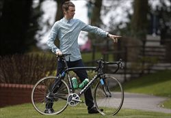 Una curiosa immagine di Bradley Wiggins (Reuters).