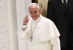 Papa Francesco sorridente saluta i fedeli