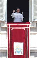 Papa Francesco saluta la folla nel tradizionale appuntamento della domenica in piazza san Pietro (Ansa).