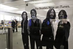 Un poster dei Beatles in un Apple store in California (Reuters).