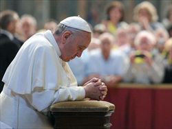 Papa Francesco raccolto in preghiera in memoria di papa Giovanni XXIII.
