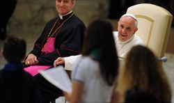 Papa Francesco durante l'udienza concessa a chi insegna, frequenta o manda i figli a scuola da i Gesuiti. Foto Ansa.   