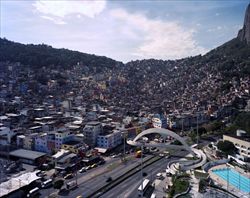 La Rocinha, una delle più grandi e famose favela di Rio de Janeiro. Foto di Gabriele  Basilico. 