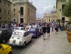 Un raduno di "500" d'epoca domenica 9 maggio in via della Conciliazione a Roma e in piazza san Pietro, prima dell'Angelus del Papa (foto: Annachiara Valle).