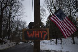 I simboli messi fuori la scuola del Connecticut a ricordo della strage nella scuola elementare costata la vita a 20 studenti e sei professori (foto Reuters). In copertina foto Ansa