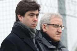 Il presidente della Juventus Andrea Agnelli con il tecnico Luigi Del Neri sul campo di allenamento di Vinovo, vicino a Torino.