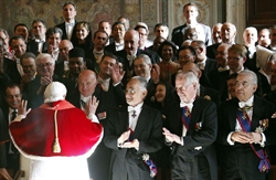 Benedetto XVI saluta i diplomatici al termine del discorso agli ambasciatori presso la Santa Sede.