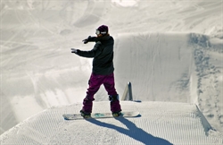 Uno snowboard pronto a lanciarsi per un salto nella parte dedicata agli esperti dello snowpark del Passo del Tonale.