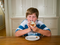 Ci si preoccupa per il bambino che mangia poco, mentre si dovrebbe controllare l’eccessiva alimentazione.