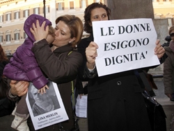 Donne e manifestanti dell'IDV e Popolo Viola davanti alla Camera dei Deputati chiedono le dimissioni del Presidente del Consiglio Silvio Berlusconi.