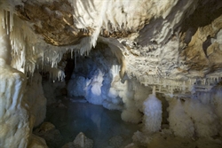 Un'immagine spettacolare di stalattiti e stalagmiti all'interno delle Grotte di Frasassi.