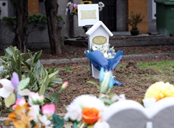 La tomba del piccolo Devid Berghi, il bimbo morto di freddo a Bologna.