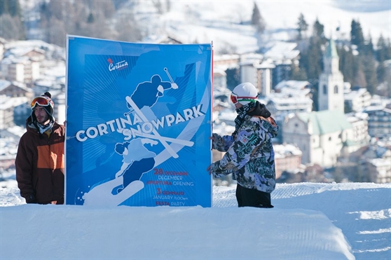 I giovani sciano allo snowpark