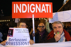 Caso Ruby: un momento del sit-in del Popolo Viola e di Articolo 21 davanti al Quirinale per chiedere le dimissioni di Silvio Berlusconi.