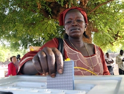 Una donna sud sudanese vota per il referendum sull'indipendenza dal Sudan nel seggio di Juba.